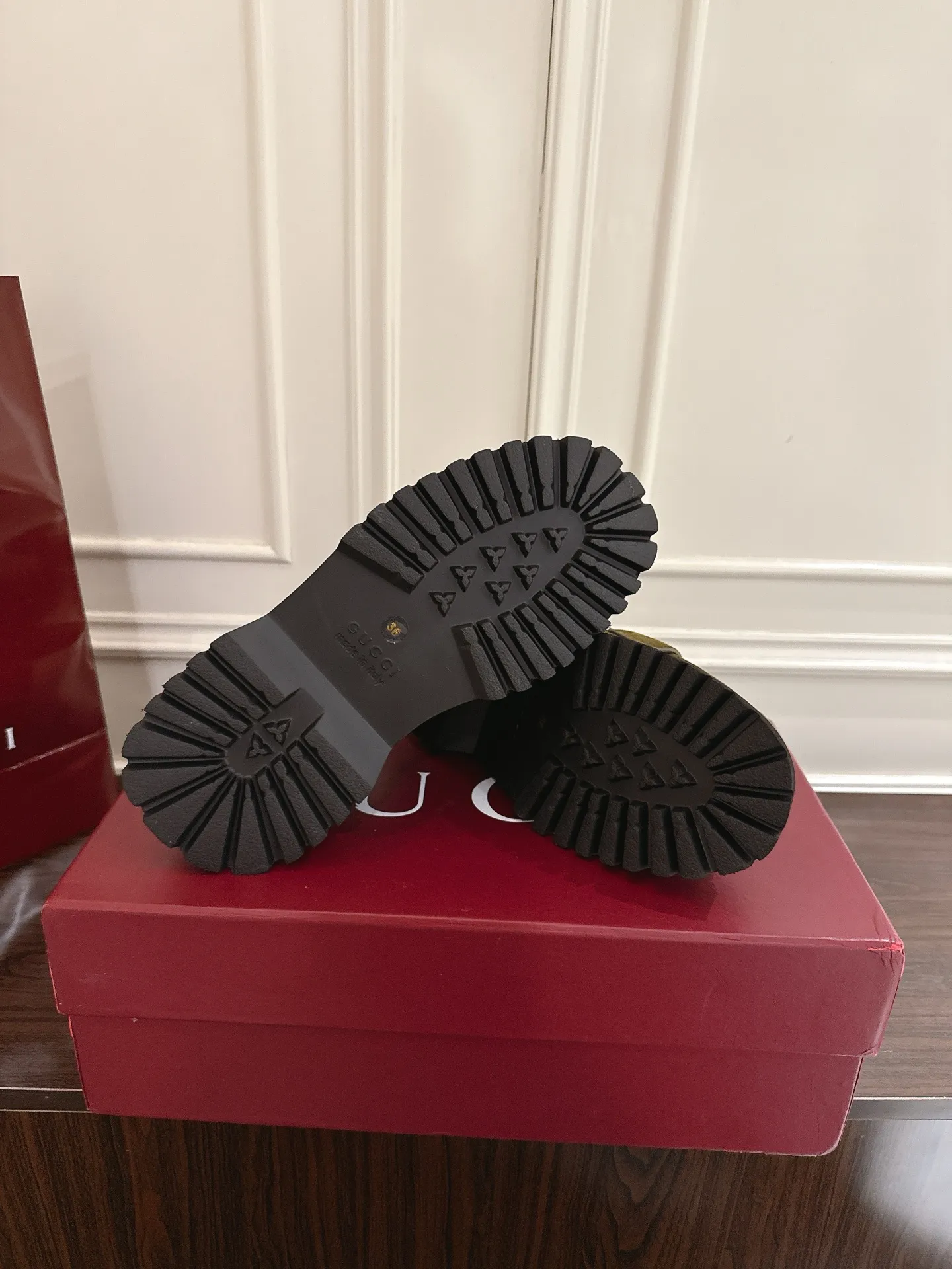 👟👟Ex-factory price 540👟👟 Gucci loafers with horsebit groove soles. As a tribute to the brand's equestrian origins, the horsebit has gone through years of baptism, integrating the rich historical heritage and modern fashion into one. Cowhide surface, sole thickness 5cm, size: 35-42# 39-46#